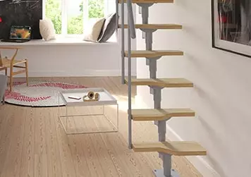 En pladsbesparende trappe i grå med træ trin placeret i en stue 