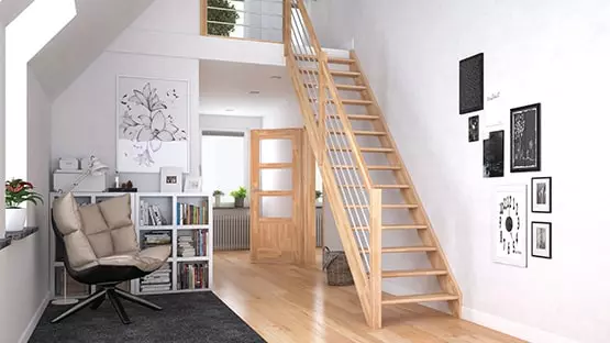Pladsbesparende trappe i mellemgang der fører til hems