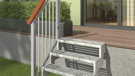 Ståltrappe i galvaniseret stål i en have med planter og en terrasse